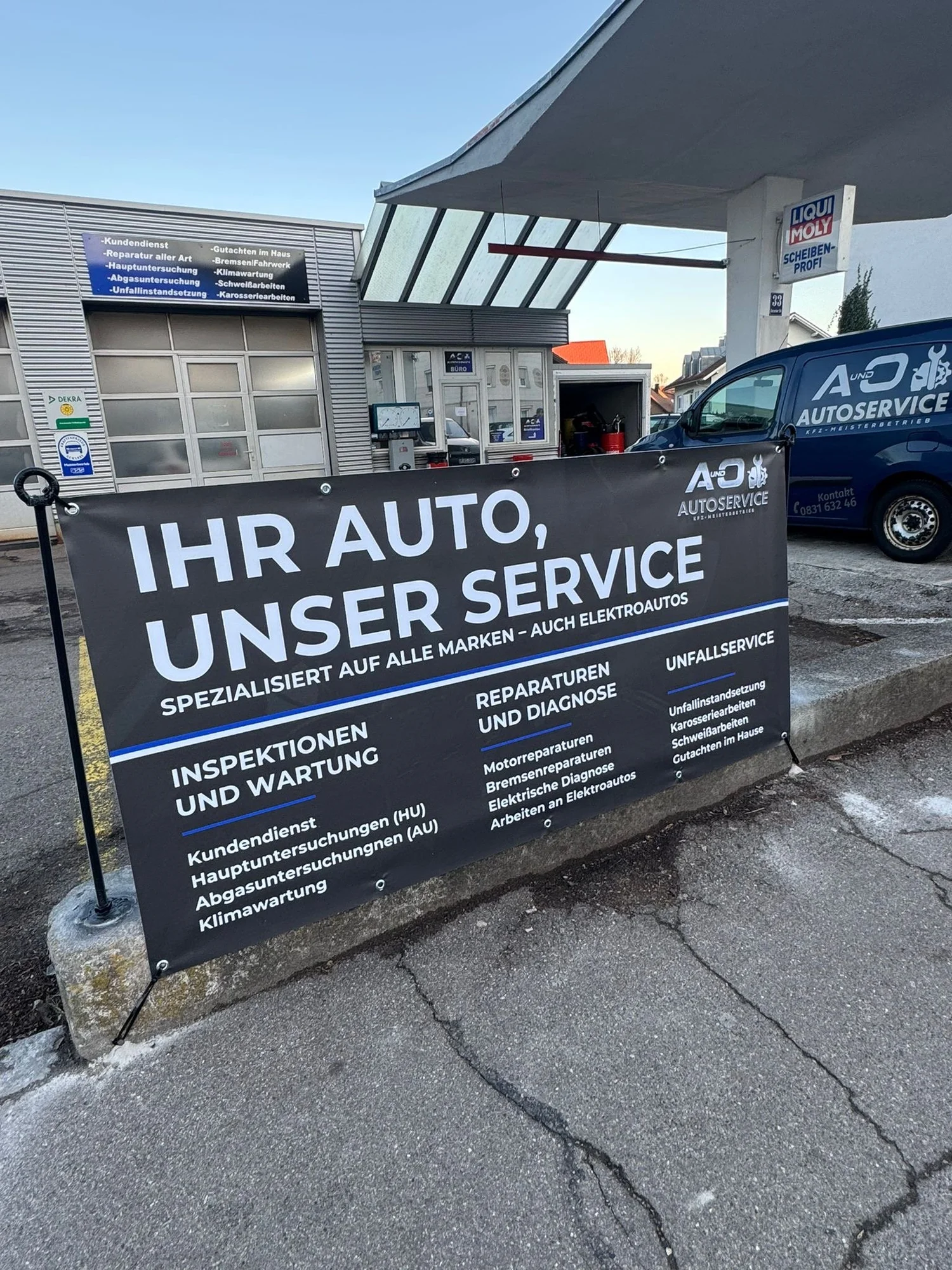 Großformatige Werbeplane an einem Fahrzeug