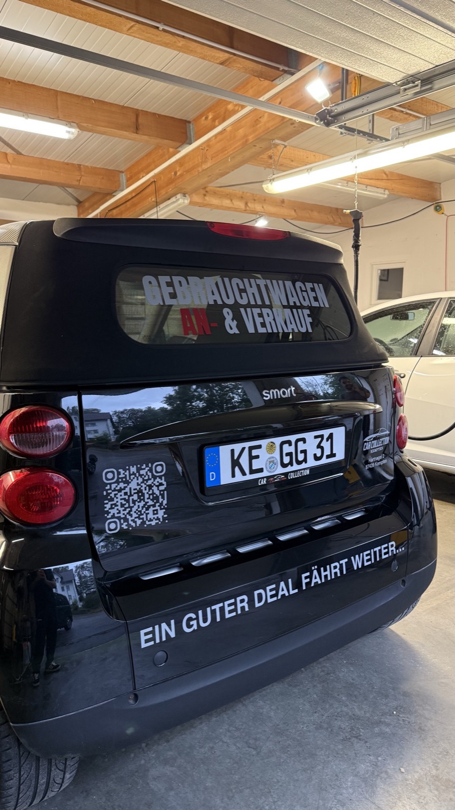 Fahrzeugheck mit Beschriftung
