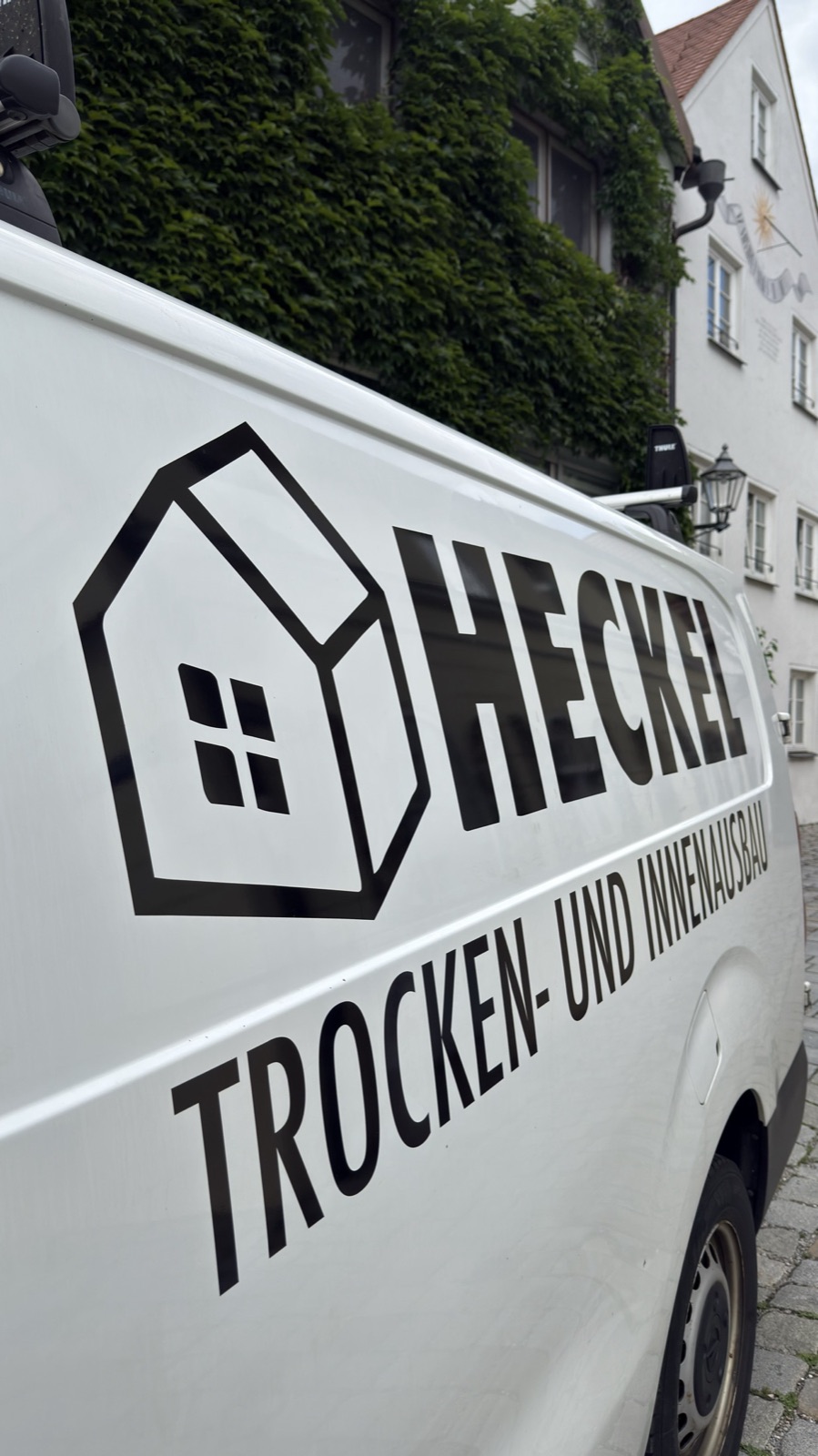 Logo-Detail auf dem Transporter von Heckel
