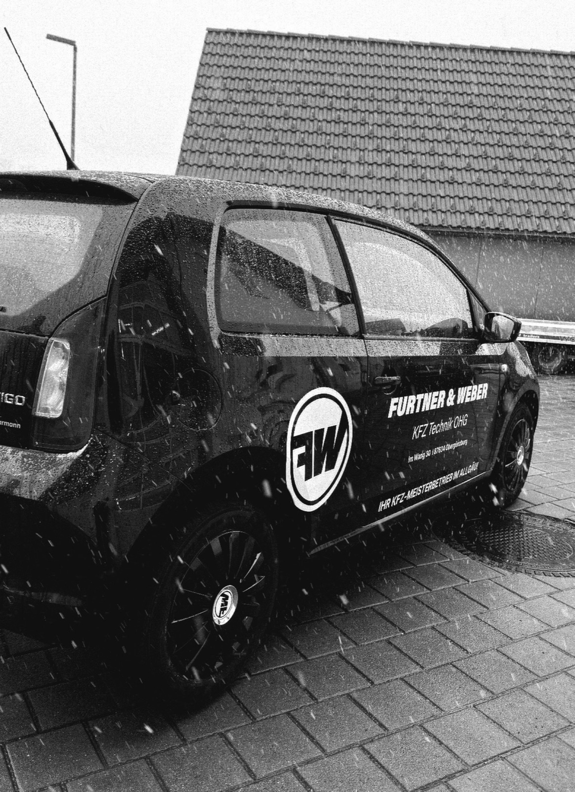 Fahrzeugheck mit Beschriftung
