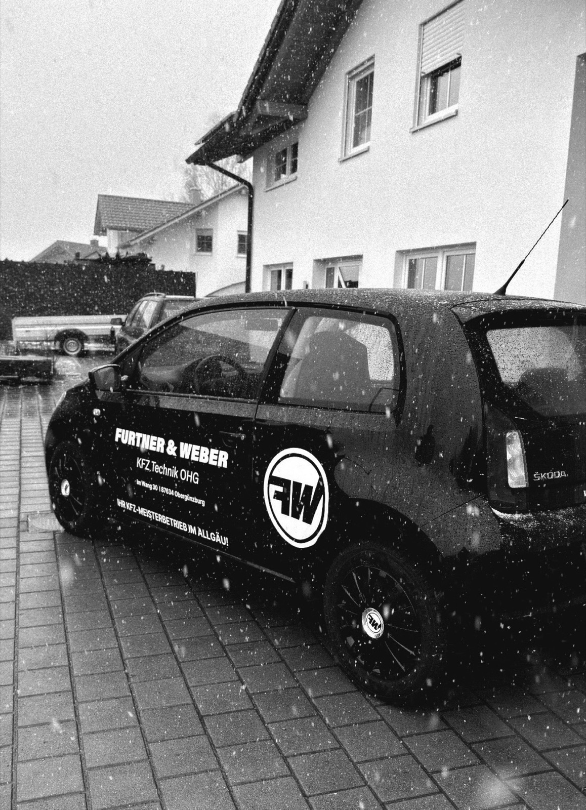 PKW mit Logobeschriftung