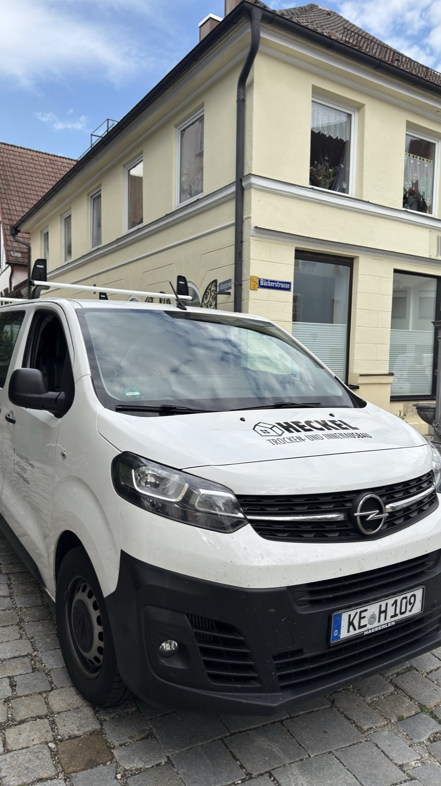Weisser Transporter mit Beschriftung