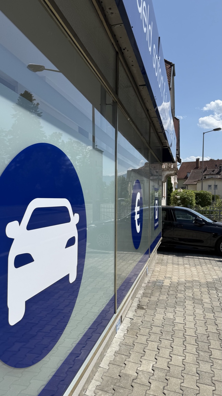 Fahrzeuggrafik auf Glasfassade