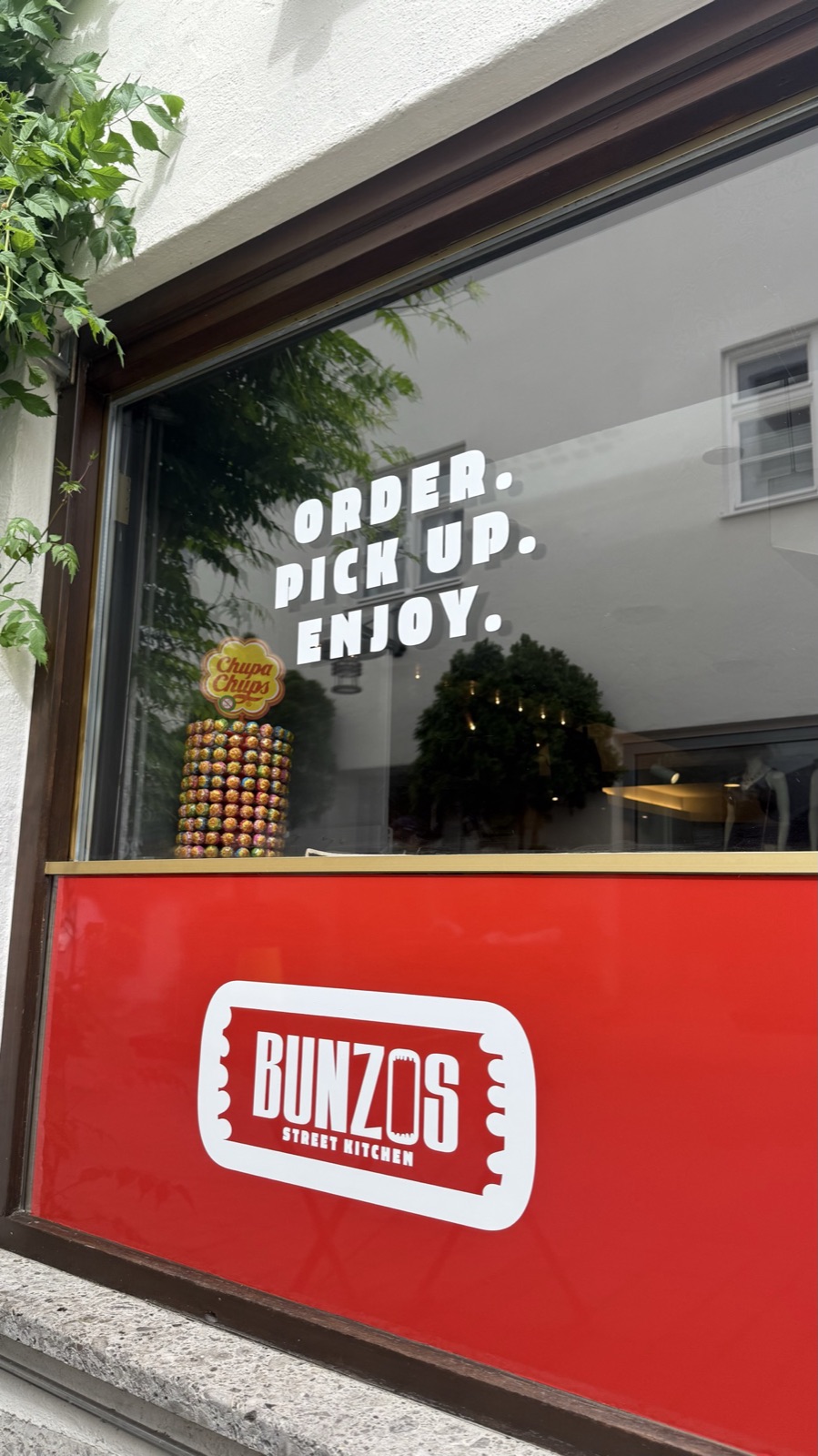 Schaufensterbeschriftung Order Pick Up Enjoy