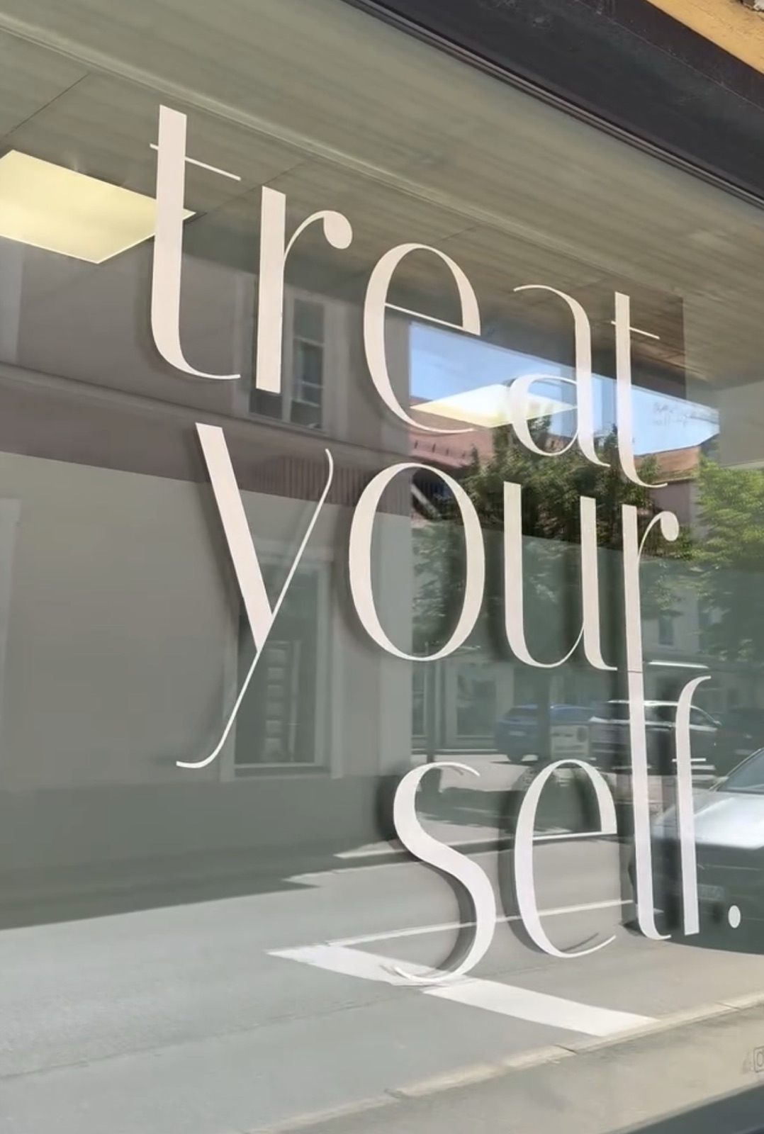 Fensterbeschriftung treat yourself