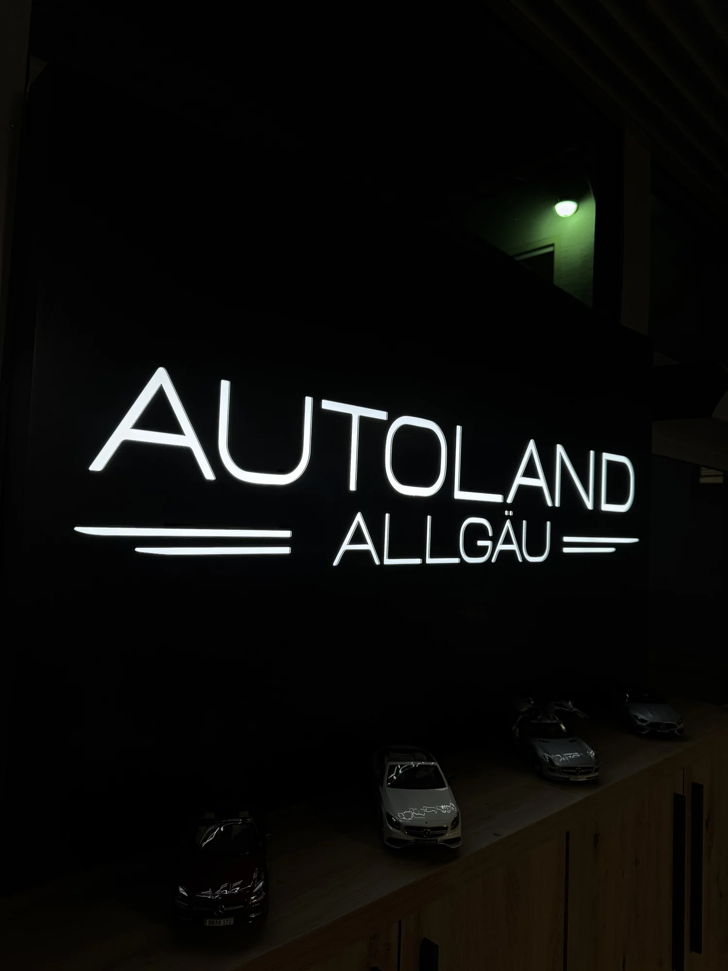 Beleuchtete Buchstaben Autoland Allgäu an der Fassade