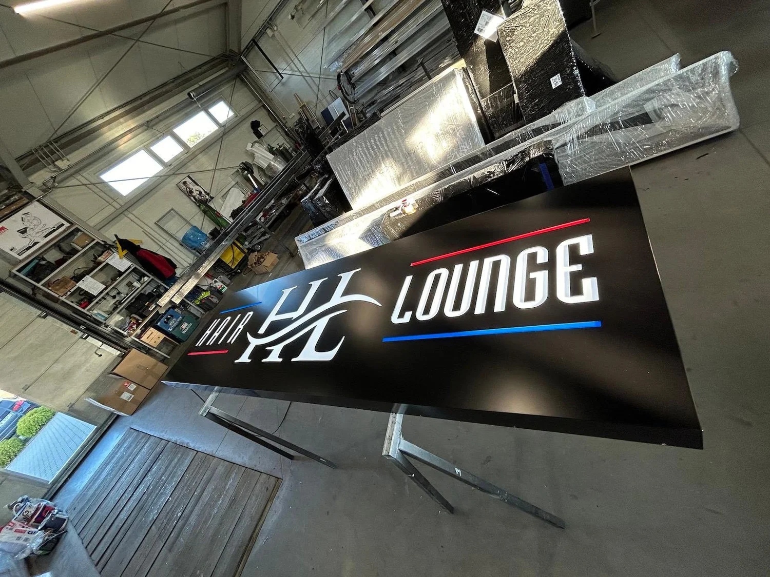 Beleuchteter Lounge-Schriftzug
