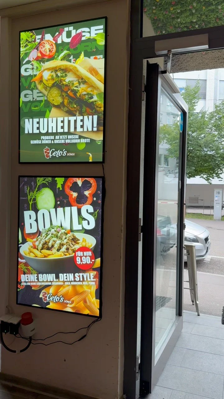 Beleuchtete Speisekarten-Displays im Schaufenster