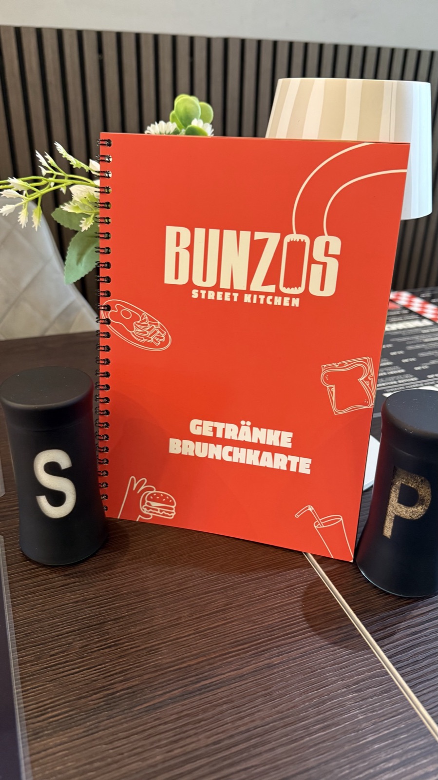 Flyer und Becher für Bunzos