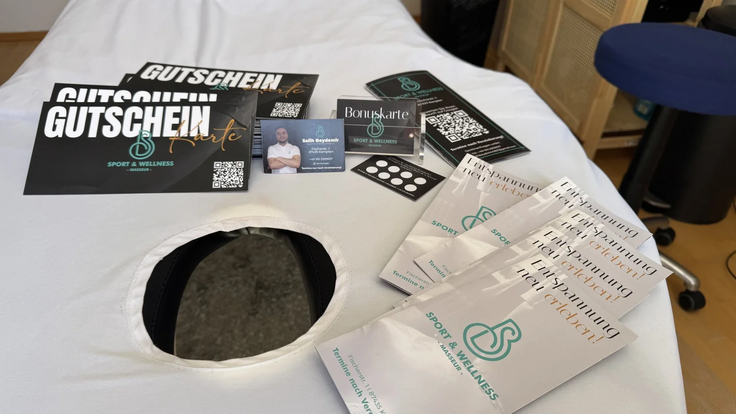 Druckmuster und Visitenkarten auf dem Tisch