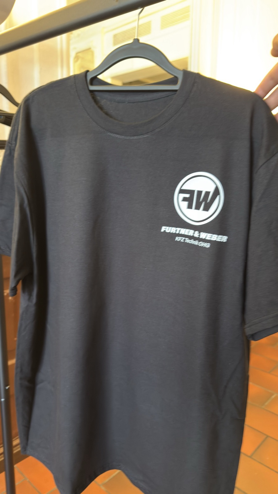 Graues Shirt mit FW-Logo