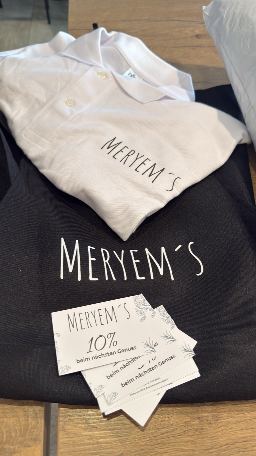 Bedrucktes Shirt und Karten fuer Meryems