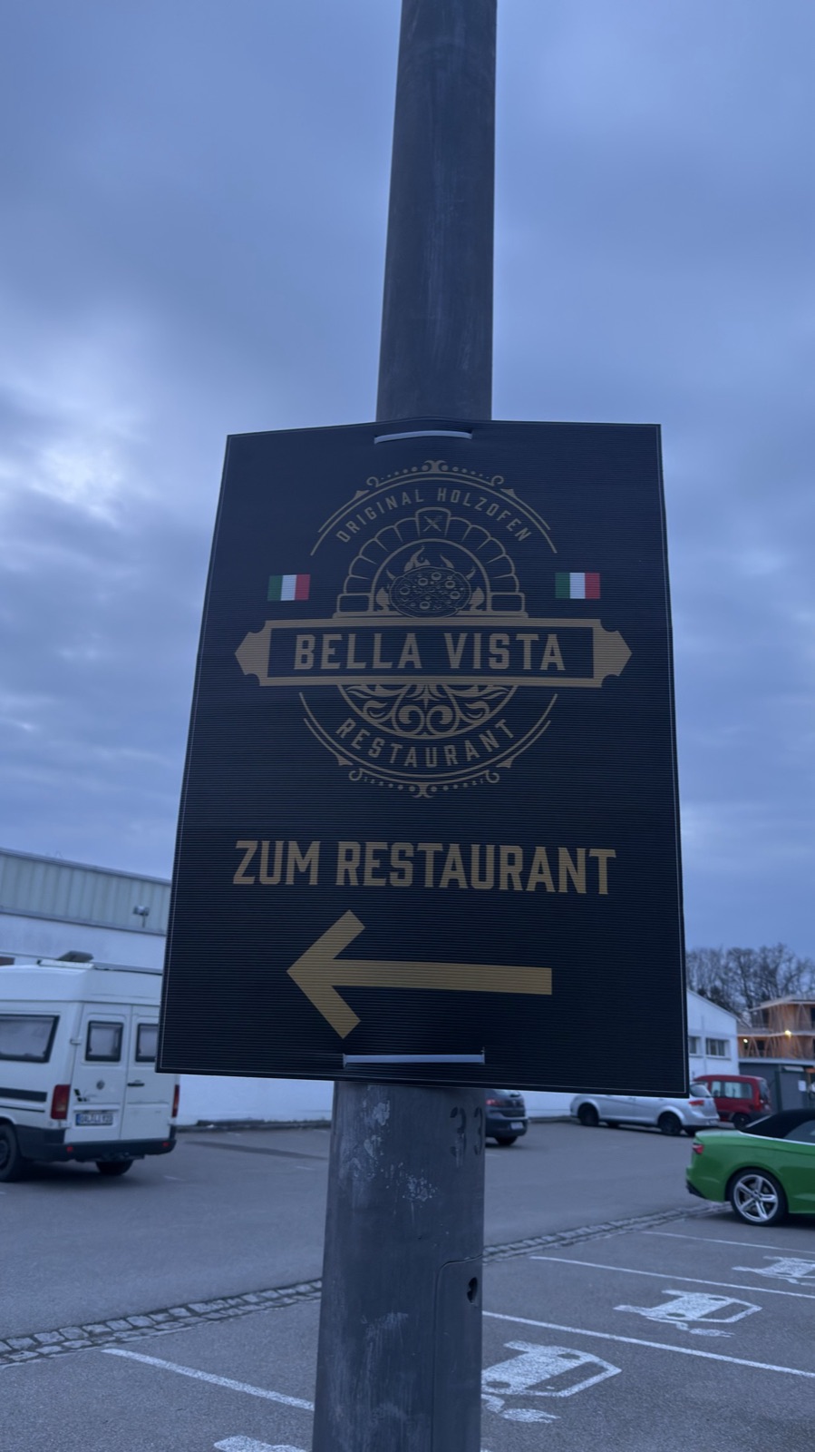 Hinweisschild aus Holz fuer das Restaurant Bella Vista