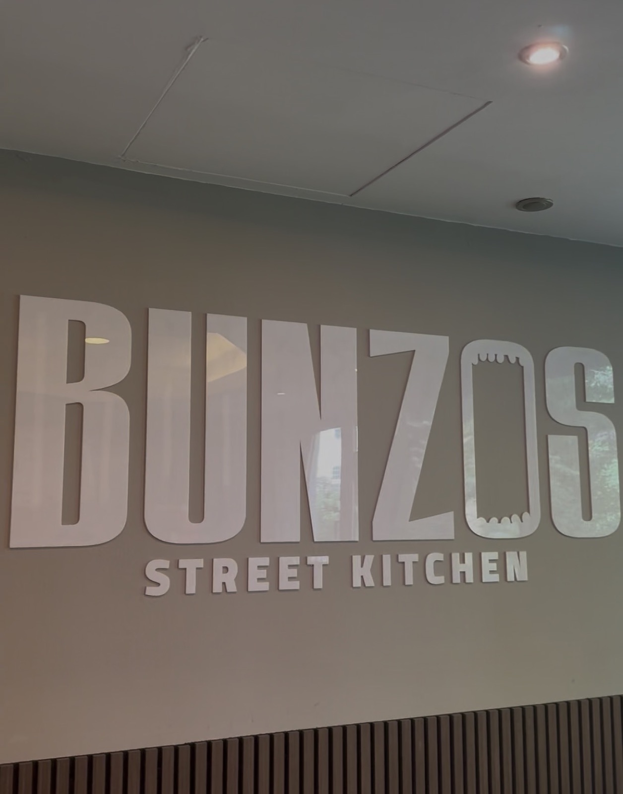 Firmenschild Bunzos Street Kitchen