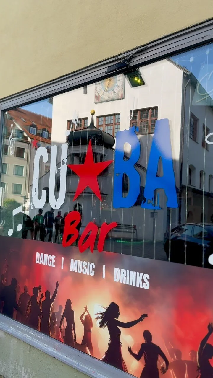 Grossflaechige Fassadengestaltung der Cuba Bar