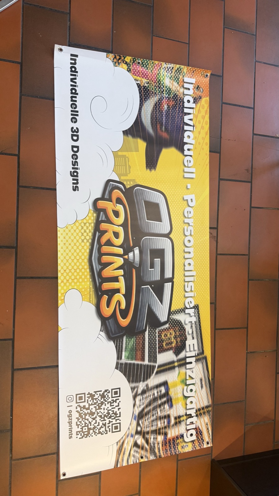 Banner Prints an einer Backsteinwand